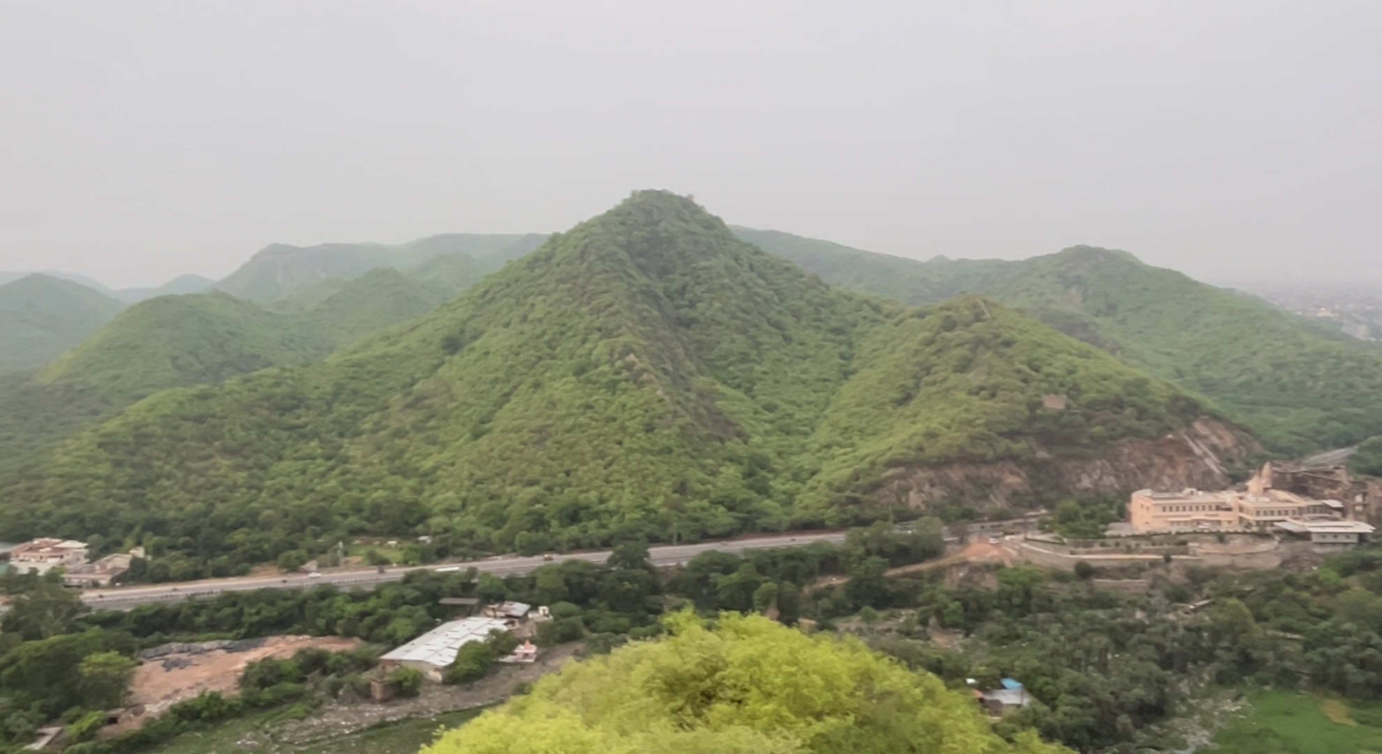 Jal Mahal View Point Trek with Jal Mahal and Pink City Views  - Image 1